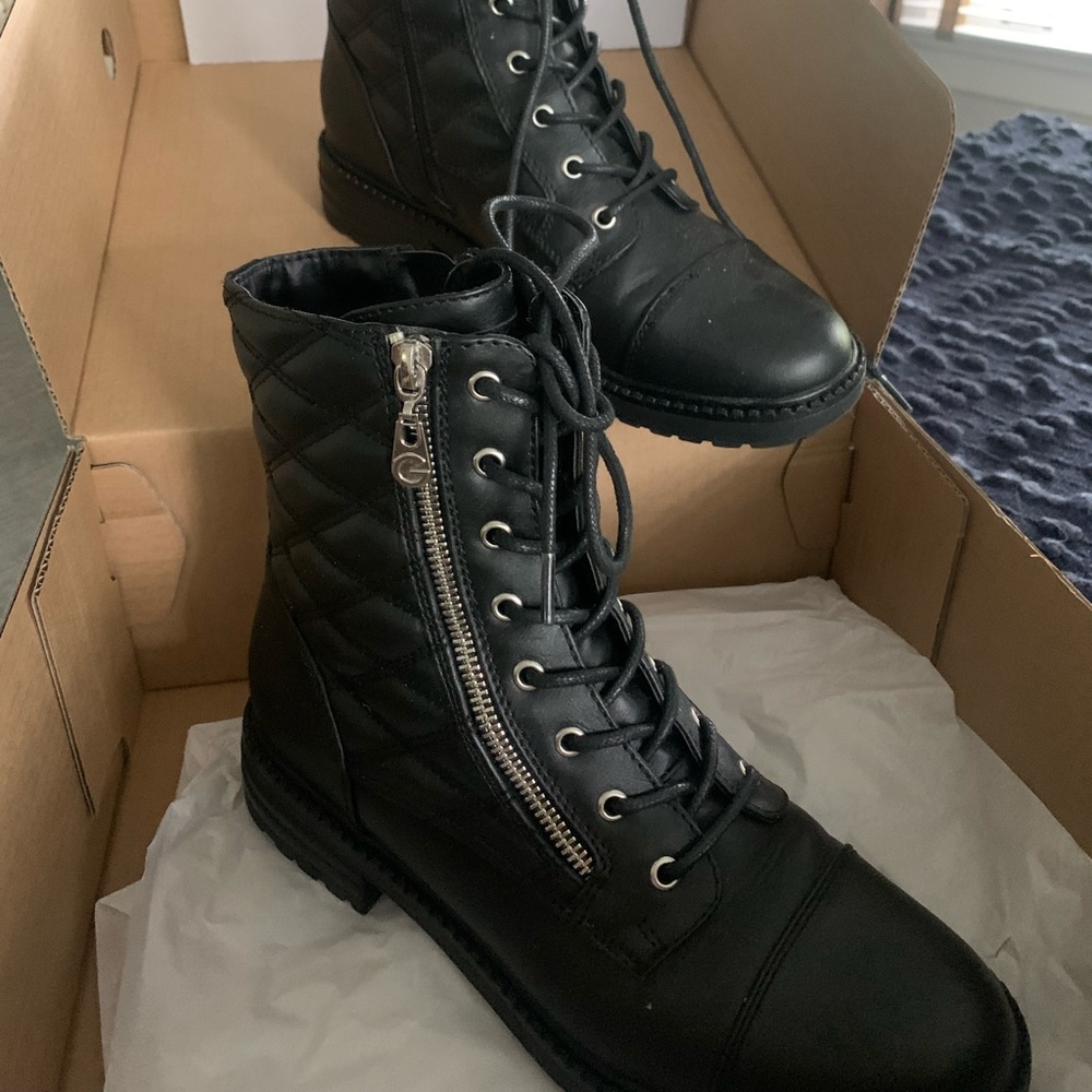 Black women’s new combat boots with side zipper